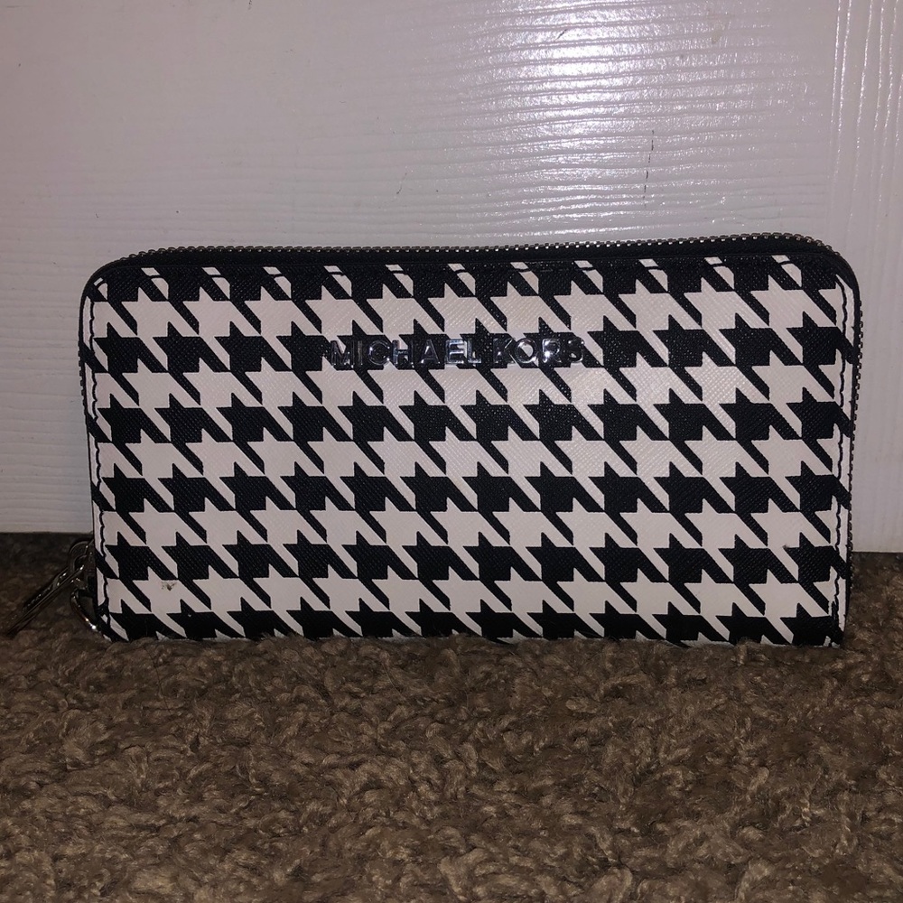 Michael Kors Houndstooth Wallet Like New!